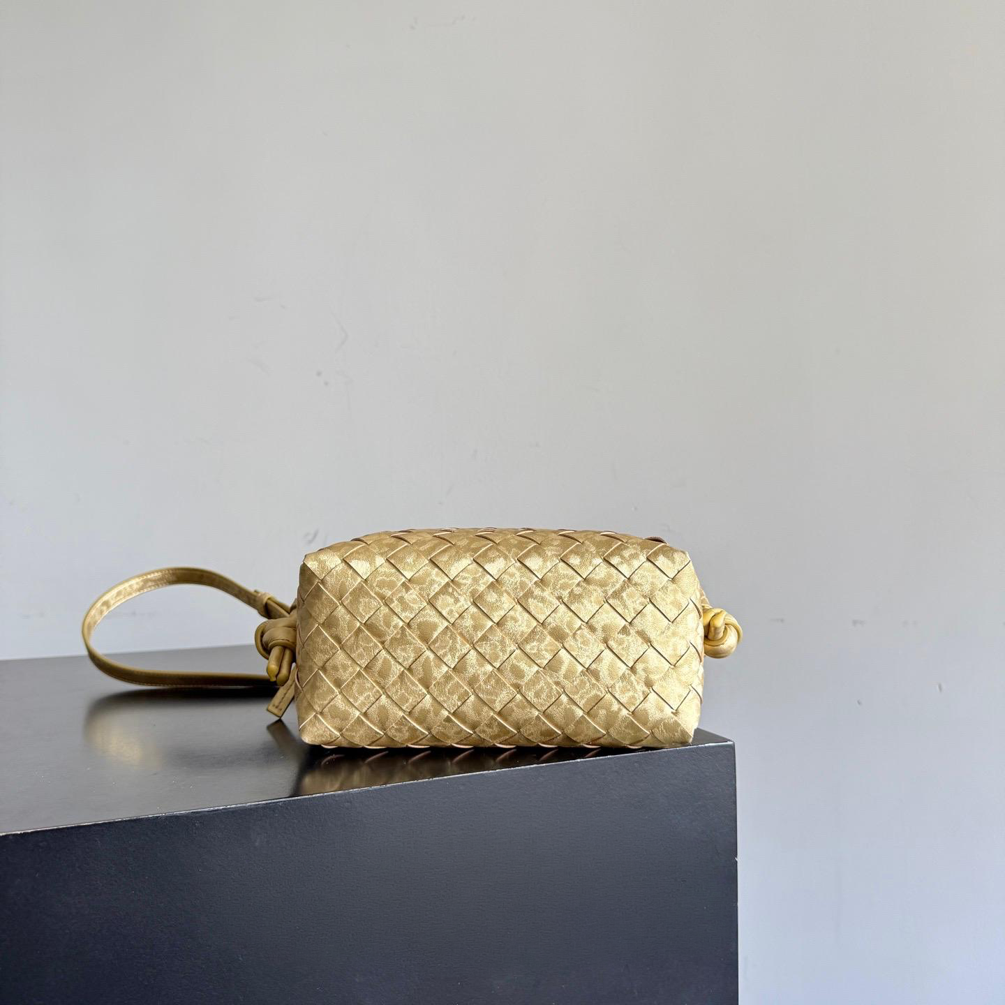 Düğüm Detaylı Altın Çanta