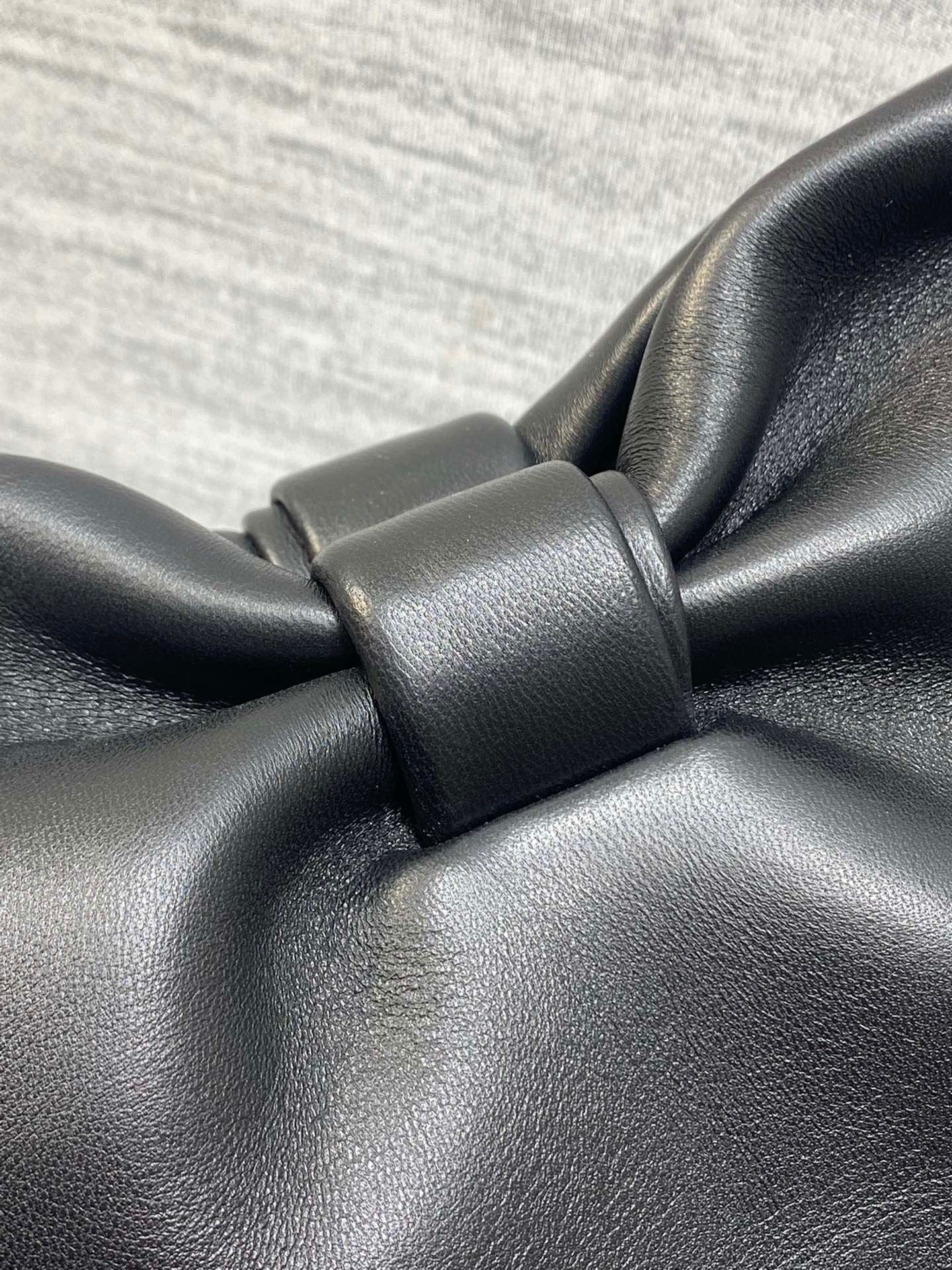 Kurdele Detaylı Siyah El Çantası