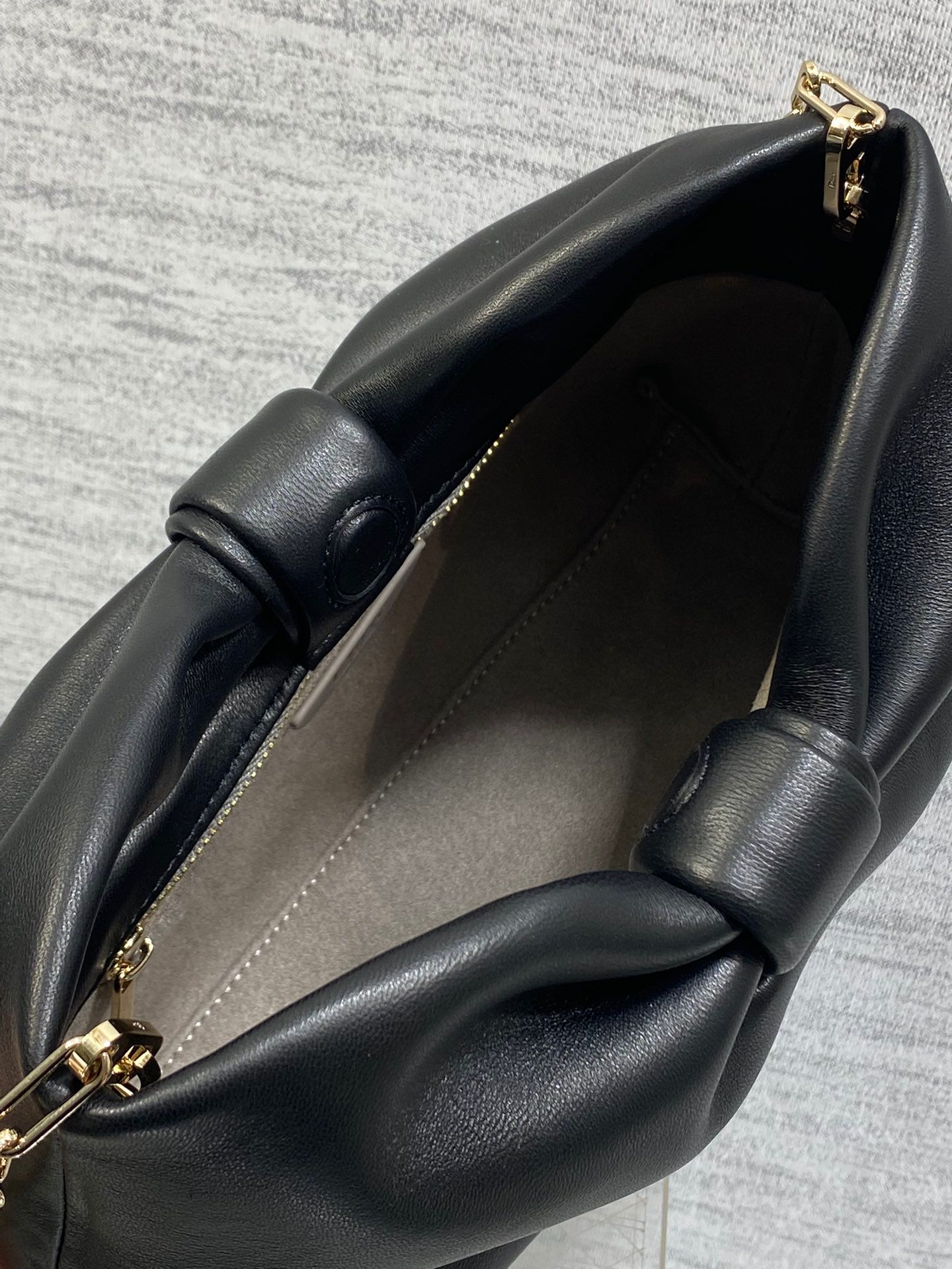 Kurdele Detaylı Siyah El Çantası