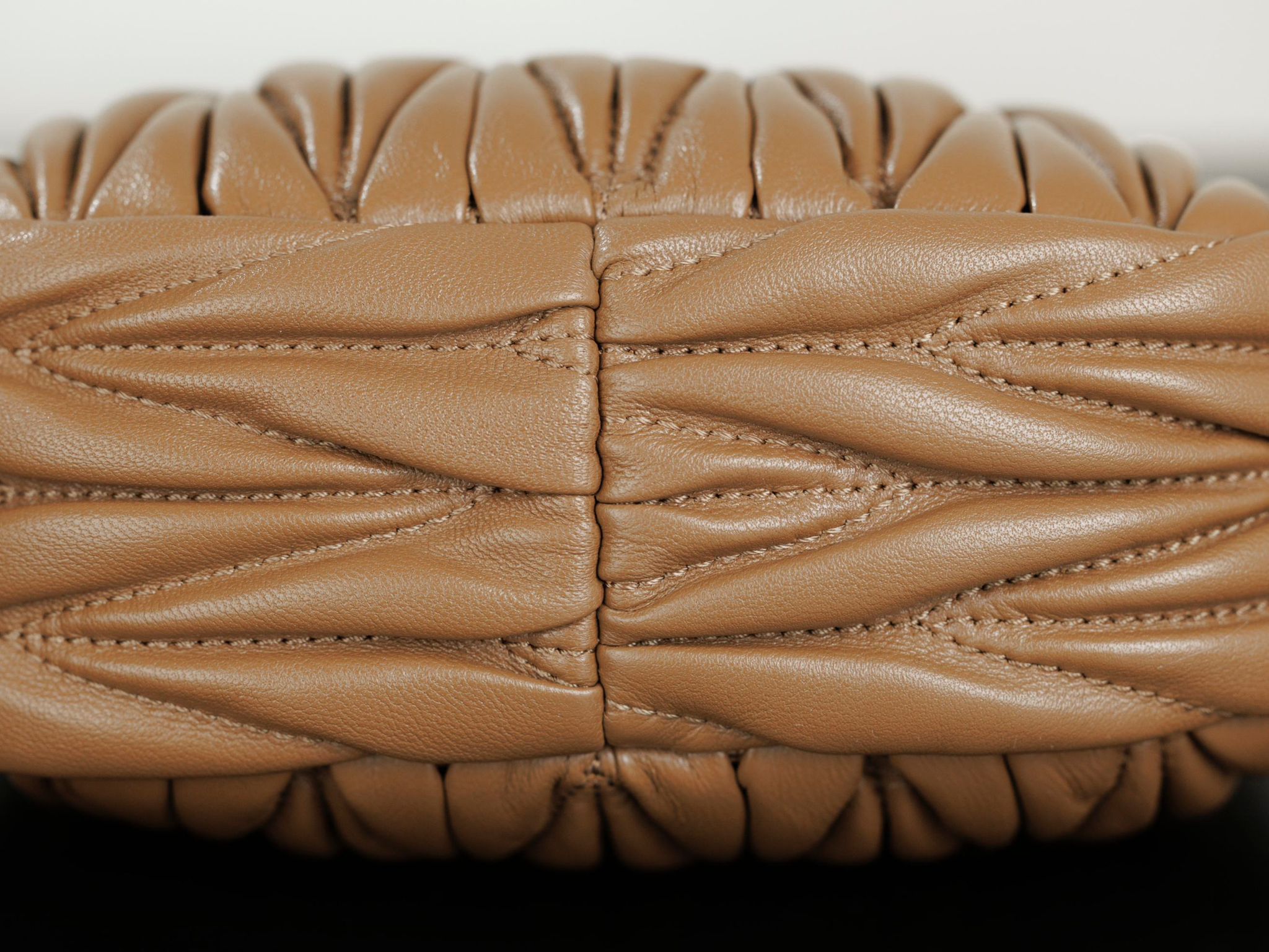 Baklava Desenli Şişme Deri Çanta