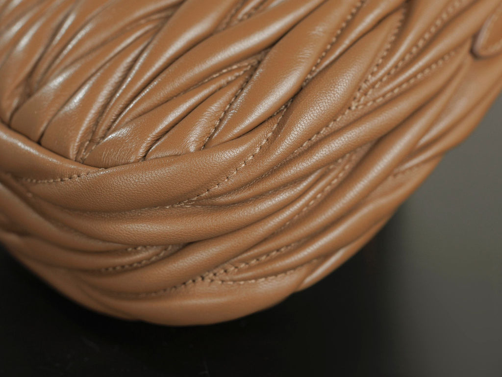 Baklava Desenli Şişme Deri Çanta