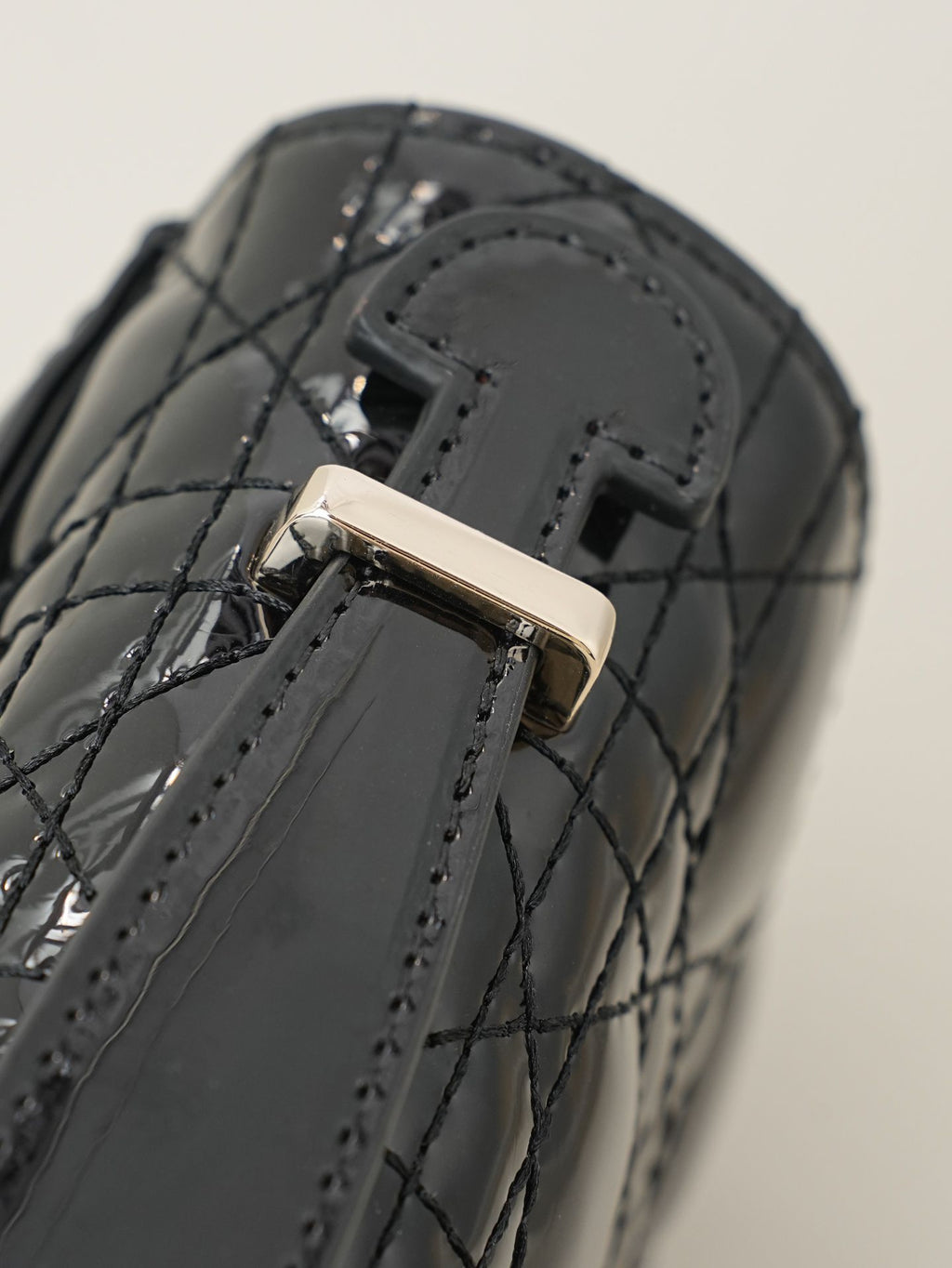 Piramit Desenli Rugan Çanta