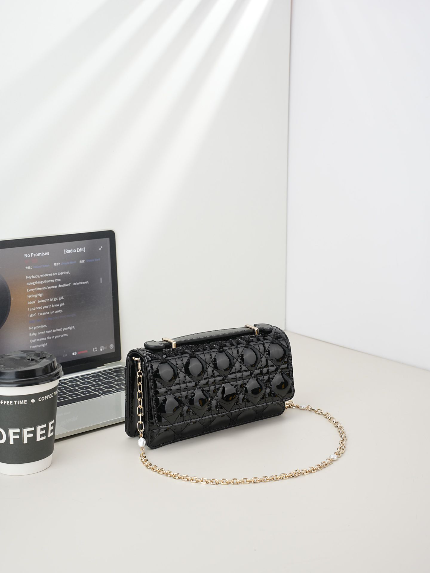 Piramit Desenli Rugan Çanta