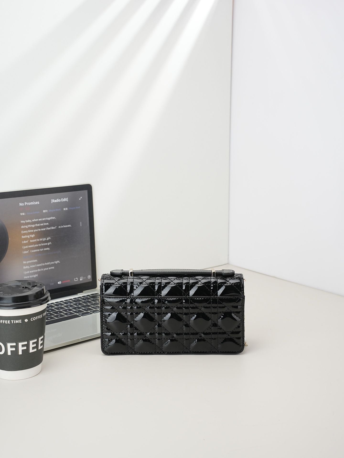 Piramit Desenli Rugan Çanta