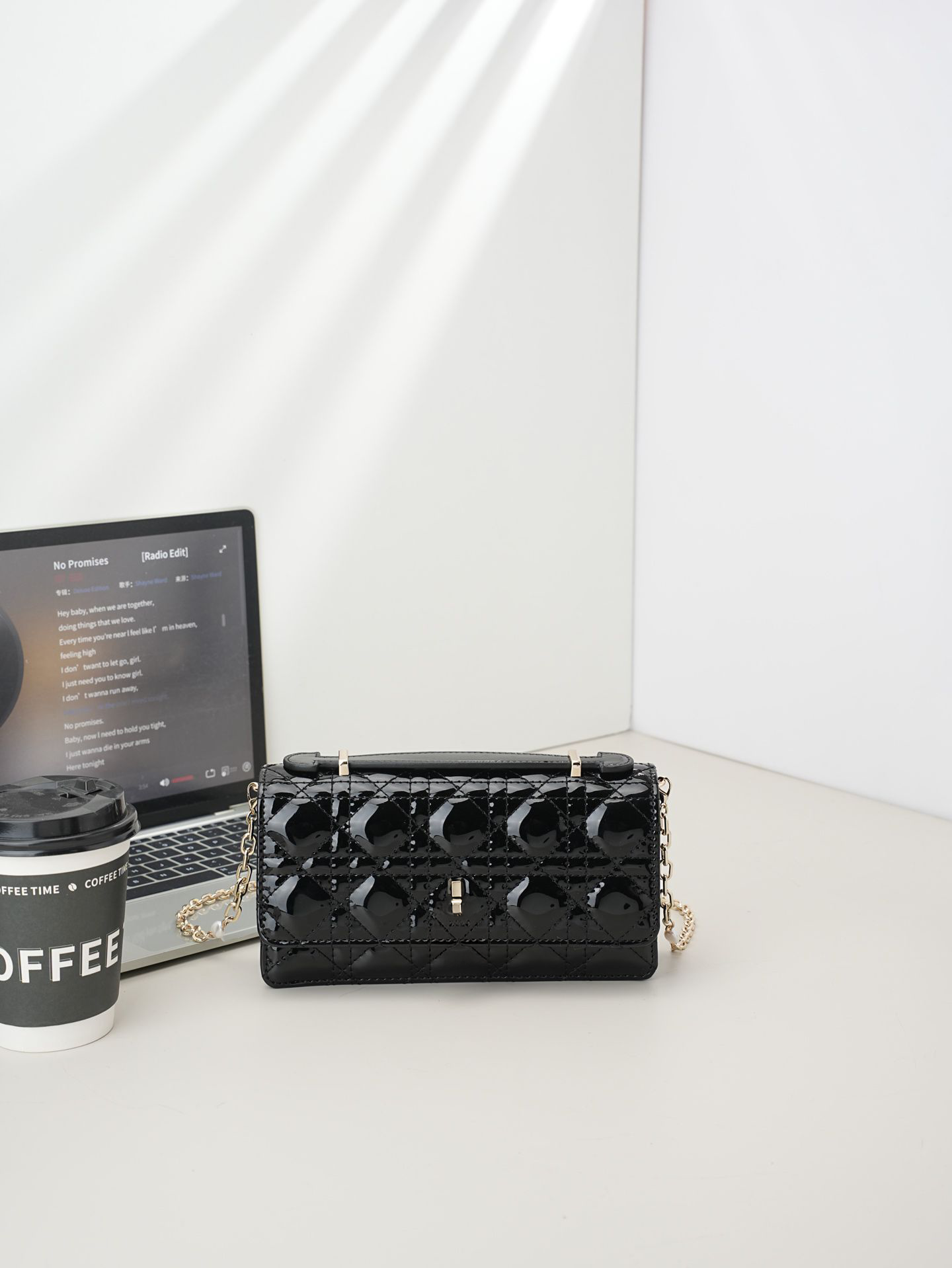 Piramit Desenli Rugan Çanta