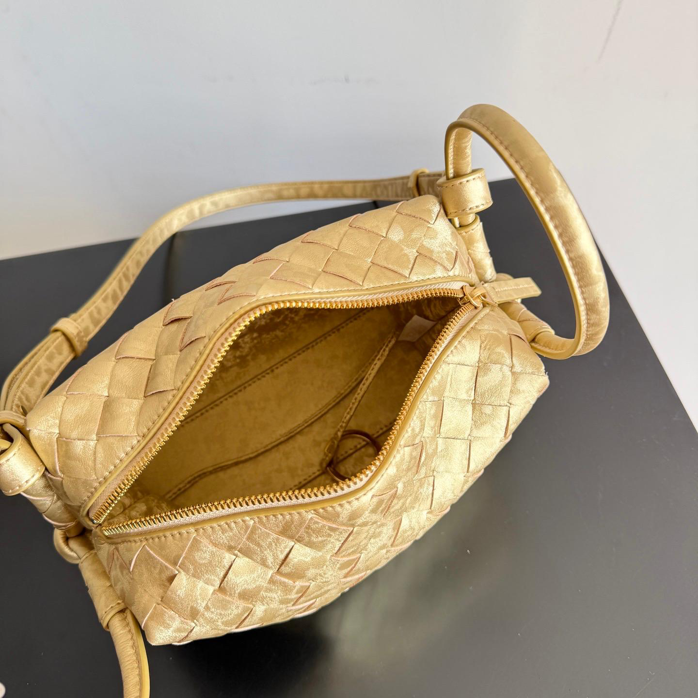 Düğüm Detaylı Altın Çanta