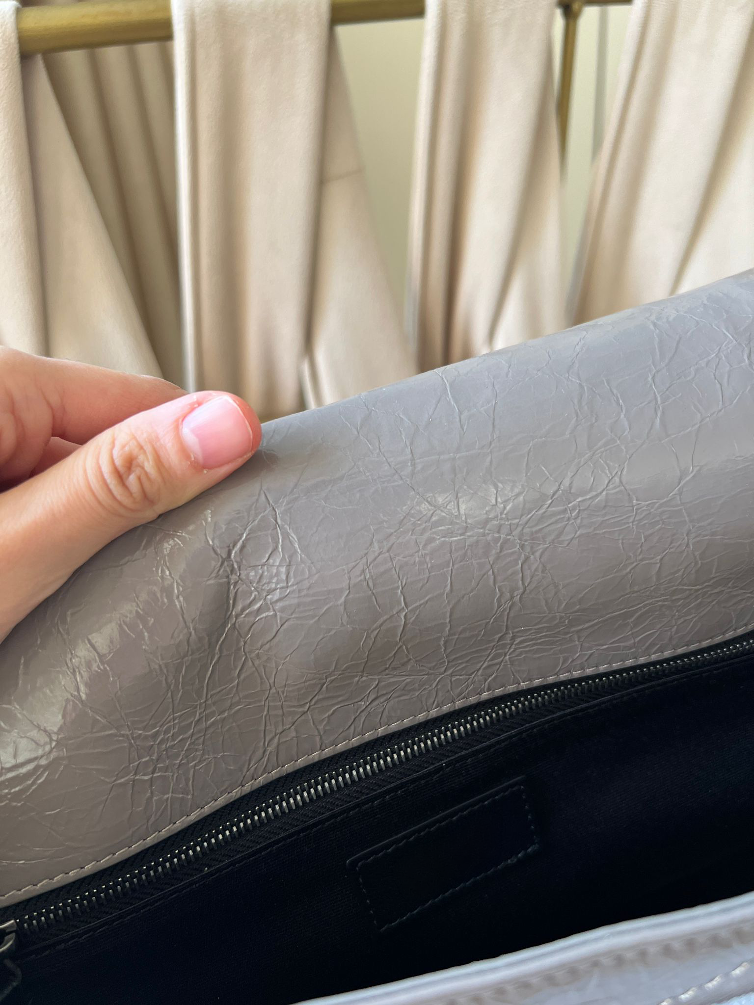 V Desenli Zincir Askılı Çanta