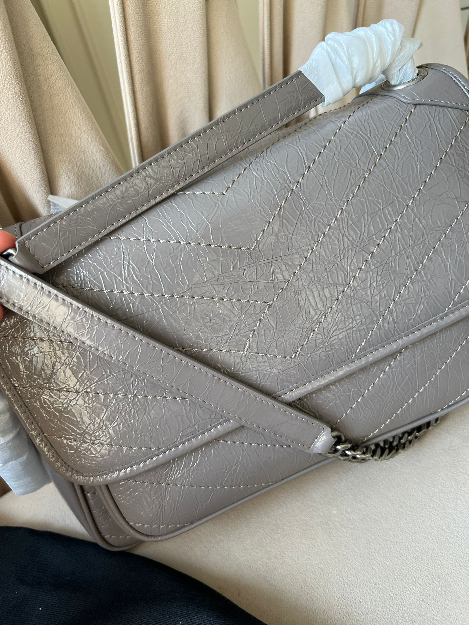 V Desenli Zincir Askılı Çanta